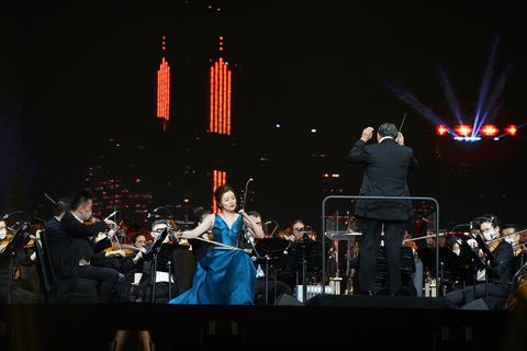 在“幻彩咏香江”上演的同时，香港的旗舰乐团——香港管弦乐团于西九文化区的户外跨年倒数演唱会现场，为全球观众演奏，迎接新年。 (照片：美国商业资讯)