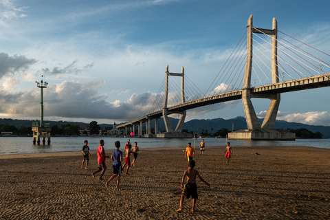 “2021年生活中的混凝土”大赛总冠军（城市中的混凝土主题冠军）：Agung Lawerissa @lawerisaid。印尼梅拉普提大桥。“我在印尼安汶市拍摄了这张照片。能够捕捉到这一瞬间，我自己也感到不可思议，当时正好有一群孩子在退潮后的沙滩上踢足球，背景是梅拉普提大桥。修建该桥的目的是缩短雷西图半岛帕提姆拉机场、北部马鲁古群岛中央地区以及南部东雷半岛上安汶市中心之间的通行时间。能够通过作品展现出混凝土在凝聚印尼社区方面所发挥的作用，并获得‘生活中的混凝土’大赛总冠军，我倍感荣幸。”（照片：美国商业资讯）