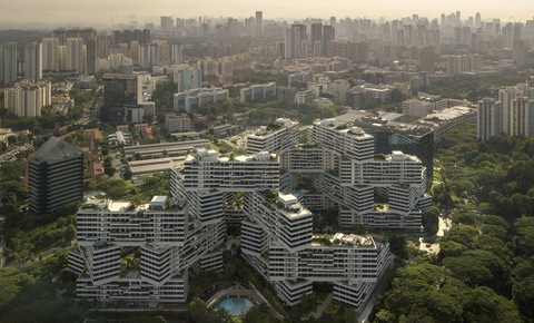 「城市中的混凝土」主題職業組冠軍：Michael Sidharta @mikesidharta。新加坡翠城新景。「翠城新景是一個公寓綜合大樓，位於新加坡紅山與女皇鎮的交界處。我喜歡這座建築的原因在於它非常獨特，而且被城市森林所環抱。它充分呈現了自然的平衡，同時展現了生命超凡的力量和韌性。」（照片：美國商業資訊）
