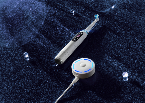 Oral-B®最新科技创新产品iOTM 10电动牙刷配备iOSenseTM智能底座，将以前所未有的个性化体验彻底改变我们刷牙的方式！（照片：美国商业资讯）