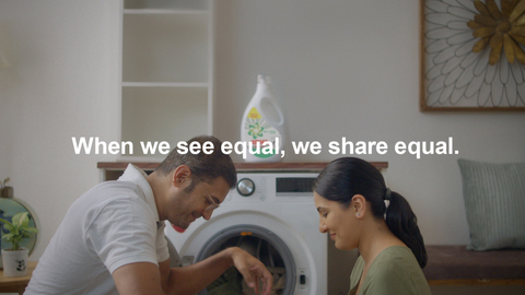 Ariel India推出的新影片傳遞以下訊息：「只要心懷平等，我們便能共同分擔」，這部影片旨在引發民眾的探討，並為男性分擔家務責任提供又一個合情合理的解釋。（照片：美國商業資訊）