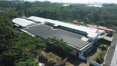 Widodo Makmur Perkasa (IDX: WMPP)位於印尼西爪哇省展玉的屠宰場設施，該設施採用太陽能板技術。