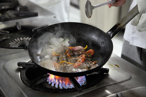 Lomo saltado (stir-fried beef tenderloin) prepared with sillau (soy sauce), tomatoes, onions and ajíes (Peruvian hot peppers). (Photo: José Cáceres / PROMPERÚ)