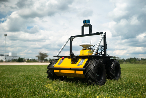 Velodyne Lidar将在2022美国无人系统展上展示其创新型激光雷达传感器和软件，展位号为2149。Clearpath Robotics将与Velodyne一起参展，这家公司将展示采用Velodyne的Puck传感器的Husky无人驾驶地面车辆（如此处所示），这是一款可以在恶劣的户外全地形环境中驰骋的车辆。（照片：Clearpath Robotics） 