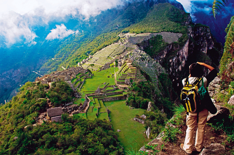 游客从胡丘比丘(Huchuy Picchu)山上拍摄马丘比丘遗址。（照片：秘鲁出口暨观光推广局）