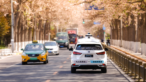2022年4月，北京街头一辆面向公众的小马智行无人自动驾驶出租车（照片：美国商业资讯）