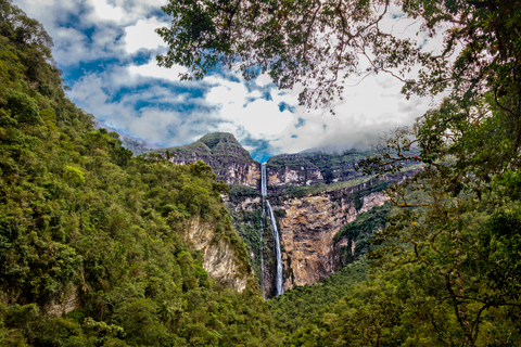 戈克塔(Gocta)瀑布位於茂密的叢林之中，四周群山環繞，是世界上落差最大的瀑布之一。該瀑布位於世界七大自然奇觀之一——秘魯亞馬遜雨林的北部。這顆藏在群山中的寶石，仍有待全球遊客發掘。（照片：Renzo Tasso/秘魯出口暨觀光推廣局)