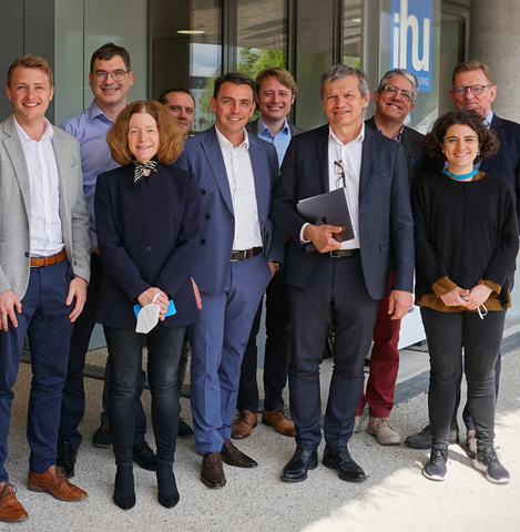 達成突破性研究合作：Medi-Globe Group和IHU Strasbourg將開發世界上首款用於檢測胰腺疾病的人工智慧軟體。Medi-Globe Group技術與創新長Marc Jablonowski（左五）和Medi-Globe Group業務發展總監Markus Schönberger博士（右五）以及IHU團隊及其執行長Benoit Gallix（右四）高興地進行合影。版權所有：Medi-Globe Group