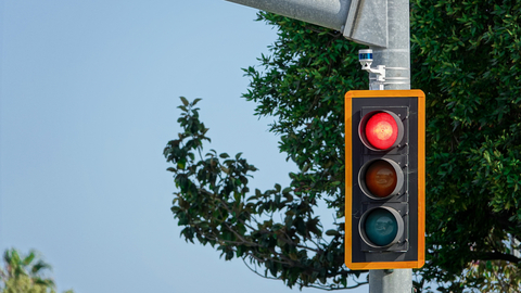 Velodyne Lidar的「智慧基礎建設解決方案」可以提供交通監測和分析，來改善道路安全、效率和空氣品質，並幫助城市規劃更智慧、更安全的交通系統。該全堆疊式解決方案結合了Velodyne屢獲殊榮的雷射雷達感測器（如圖所示）和Bluecity的AI軟體。（照片：Velodyne Lidar） 