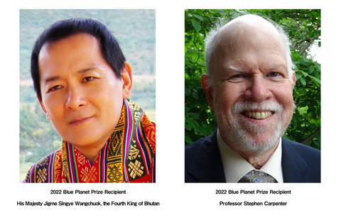 2022年得獎者：(1)不丹第四任國王吉格梅·辛格·旺楚克陛下；(2) Stephen Carpenter教授（美國）（圖片：美國商業資訊）
