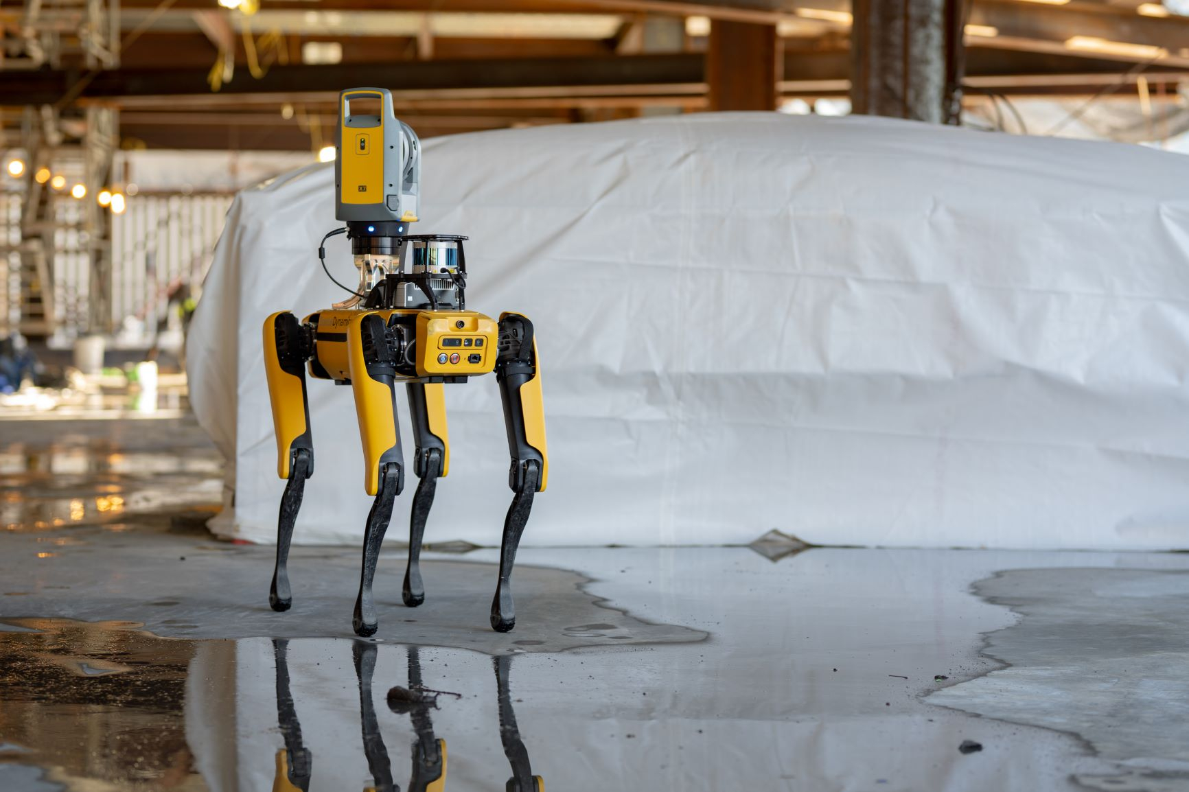 Boston Dynamics选用Velodyne的传感器为其灵活移动机器人提供感知和导航能力。这些机器人能够应对要求极为严苛的机器人技术挑战。图中Boston Dynamics的Spot移动机器人配备了Velodyne激光雷达传感器。 （照片： Boston Dynamics）