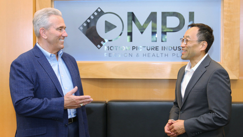 MPI首席信息官Joel Manfredo（左）与Laserfiche首席信息官Thomas Phelps分享即将部署Laserfiche企业解决方案的计划。（照片：美国商业资讯）