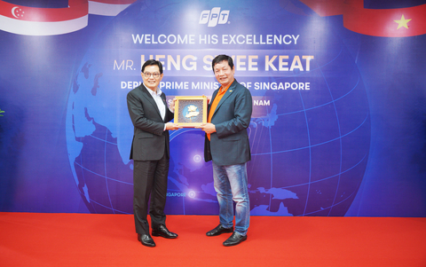 FPT公司董事長Truong Gia Binh（右）於2022年9月13日接待了新加坡副總理王瑞傑（左）。（照片：美國商業資訊）