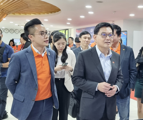 FPT Software Asia-Pacific, Chief Executive Officer David Nguyen (L) welcomed Deputy Prime Minister of Singapore Heng Swee Keat to F-Ville 2 Campus in Hanoi, Vietnam. (Photo: Business Wire)