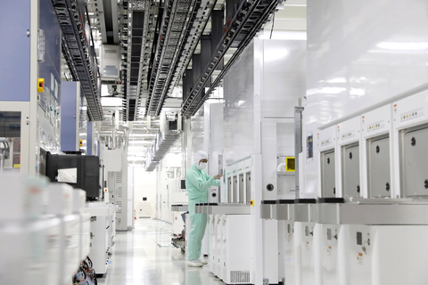 The clean room of Fab7, Yokkaichi Plant (Photo: Business Wire)