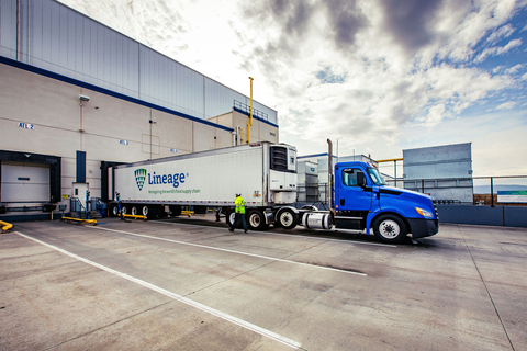 一辆冷藏车抵达Lineage Logistics的仓库设施。（照片：美国商业资讯）