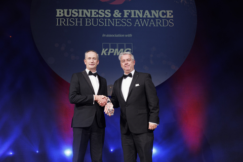 在都柏林會議中心舉行的第48屆年度商業與金融獎上，愛爾蘭企業署執行長Leo Clancy（左）頒發2022年商業與金融提升獎給FINEOS商務長Ian Lynagh（右）。（照片：美國商業資訊） 