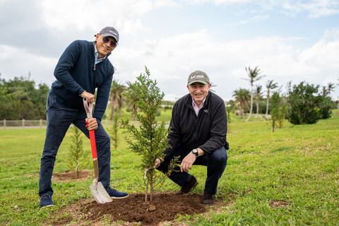 百加得首席执行官Mahesh Madhavan与首席供应链官Dave Ingram在百慕大种植雪松树，这是公司举措的一部分，旨在庆祝成立161周年，并为每位员工种一棵树。（照片：美国商业资讯） 