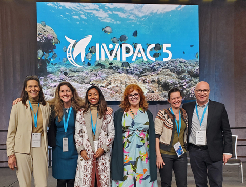 大自然保护协会的Elizabeth McLeod与来自联合国环境署的Ole Vestergaard参加IMPAC5研讨会——“通过创新改善海洋保护区：面向海洋保护区规划和管理的新线上平台”（供图：联合国环境署）