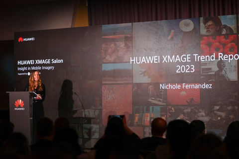報告作者之一、視覺社會學家Nichole Fernandez博士分享做主題演講 (Photo: Huawei) 