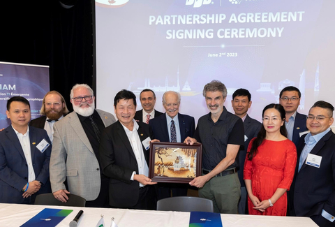FPT-Mila合作夥伴關係協議續約儀式在加拿大-越南人工智慧高峰會（蒙特婁，2023年6月2日）上舉行（照片：美國商業資訊） 