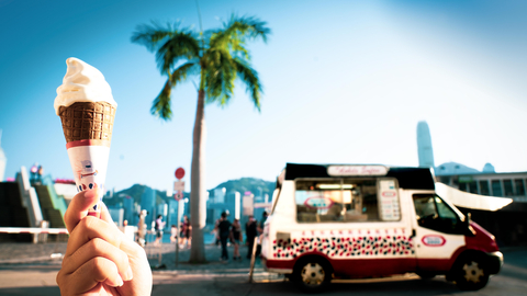 香港的夏天是品嚐經典的富豪雪糕車甜筒及其他本地特色甜品的最佳時間。(圖片來源: 香港旅遊發展局) 