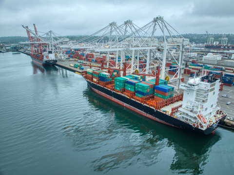 Swire Shipping指定SSA Terminals為該公司在西雅圖、長灘和奧克蘭三個港口的貨櫃碼頭營運商。圖為今年夏天停泊在西雅圖港的兩艘貨輪。（照片來源：美國商業資訊） 
