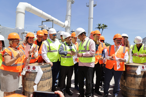 Bacardi Corporation运营副总裁Edwin Zayas（中左）与波多黎各总督Pedro Pierluisi（中右）在波多黎各Bacardi朗姆酒酿造厂新CHP系统的剪彩仪式上。（照片：美国商业资讯）