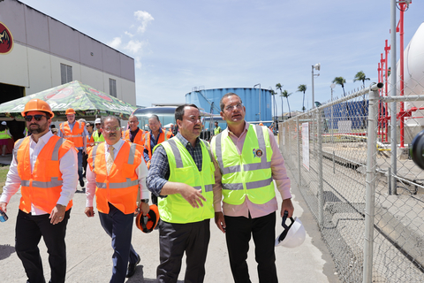 Bacardi Corporation營運副總裁Edwin Zayas波多黎各總督Pedro Pierluisi一起參觀波多黎各蘭姆酒釀造廠的全新CHP系統。（照片：美國商業資訊） 