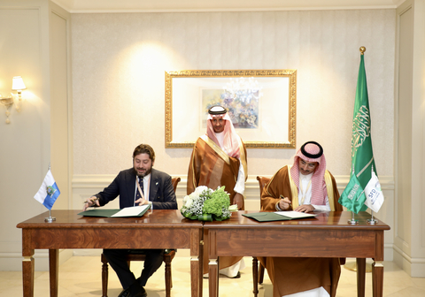 在SFD董事会主席Ahmed Al-Khateeb阁下的见证下，SFD首席执行官Sultan Al-Marshad阁下与圣马力诺共和国签署意向协议书（照片：AETOSWire） 