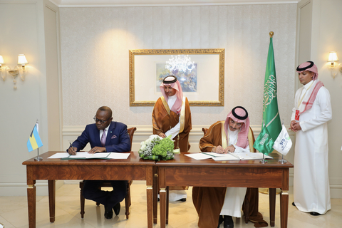 在SFD董事会主席Ahmed Al-Khateeb阁下的见证下，SFD首席执行官Sultan Al-Marshad阁下与巴哈马签署了价值7000万美元的发展贷款协议（照片：AETOSWire）