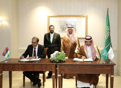 在SFD董事会主席Ahmed Al-Khateeb阁下的见证下，SFD首席执行官Sultan Al-Marshad阁下与毛里求斯签署价值7000万美元的发展贷款协议（照片：AETOSWire） 