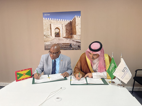 SFD執行長Sultan Al-Marshad閣下與格瑞那達財政部長Dennis Cornwall簽署了SFD與格瑞那達之間的第一份發展貸款協議(照片來源：AETOSWire) 