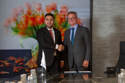 沙烏地進出口銀行代理執行長Naif Al-Shammari博士和Trafigura財務長Christophe Salmon於簽署儀式上合影。（照片來源：AETOSWire） 