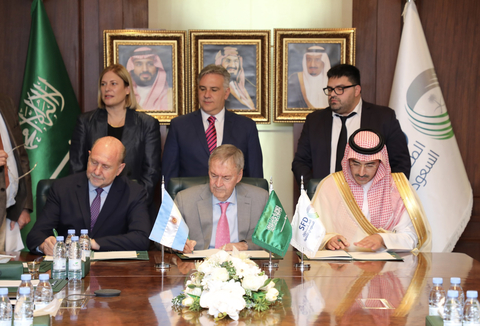 沙烏地發展基金執行長Sultan Al-Marshad（圖右）和阿根廷哥多華省省長Juan Schiaretti及聖非省省長Omar Perotti簽署了一份相當於一億美元的新發展貸款協議（照片來源：AETOSWire） 