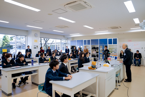 Kornberg教授为东京墨尔文学校的中学生开设了一个关于DNA和RNA的大师班，探讨了它们的结构和功能，让学生对掌管生命的结构单元有了更深入的了解。（照片：美国商业资讯）
