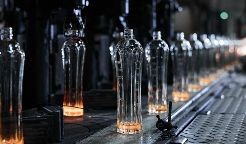 在本月早些時候的試驗中，百加得成功完成全球首次以氫為燃料的玻璃烈酒瓶的商業化生產。(照片：美國商業資訊) 
