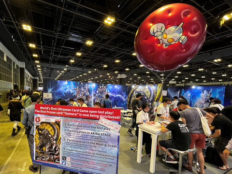 在AFA23 Tsuburaya Productions的展台上，試玩奧特曼卡牌遊戲的玩家獲得了一張Gomora推廣卡。推廣卡也將在即將舉行的巡迴活動中提供。（圖片：美國商業資訊）