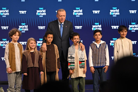 土耳其總統Recep Tayyip Erdogan與少年兒童一同莅临「2023 TRT 世界論壇」（照片：美國商業資訊）