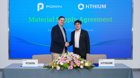 Powin全球採購副總裁Jason Eschenbrenner (左) 和海晨儲能副總裁Monee Pang (右) 在簽署新協議後合影。 (照片：美國商業資訊) 