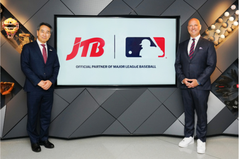 JTB总裁兼首席执行官Eijiro Yamakita（左）在纽约MLB总部与美国职业棒球大联盟商业和媒体部副总干事Noah Garden（右）合影。（照片：美国商业资讯） 