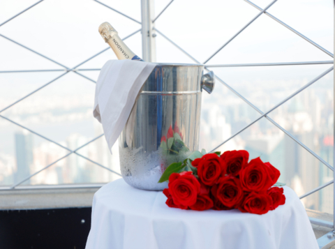 “全球最浪漫建筑”：帝国大厦以纽约市最浪漫的约会体验、订婚套餐和电影放映来庆祝情人节（照片：美国商业资讯） 