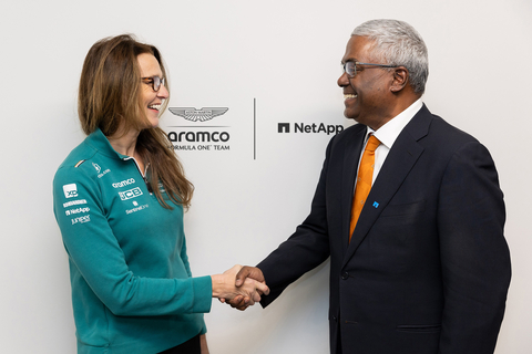 Aston Martin Aramco資訊長Clare Lansley（左）和NetApp執行長George Kurian（右）握手慶祝雙方續簽合作夥伴關係。（照片：美國商業資訊） 