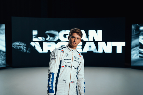 Williams Racing 的 F1 賽車手 Logan Sargeant 穿著繡上 Komatsu 標誌的 2024 年車隊賽車服。(照片：美國商業資訊)