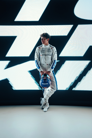 Williams Racing 的 F1 賽車手 Alex Albon 穿著繡上 Komatsu 標誌的 2024 年車隊賽車服和頭盔。(照片：美國商業資訊)