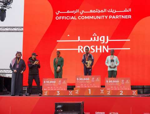 肯尼亚选手Kigen Wilfred Kirwa获得男子精英马拉松冠军，埃塞俄比亚选手Tilahun Abe Gashahun获得第二名，摩洛哥选手El Ghouz Anouar 获得第三名。最左侧的沙特全民体育联合会主席Khaled bin Alwaleed bin Talal Al Saud亲王殿下向获胜者祝贺（照片：AETOSWire）