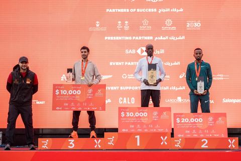 女子精英42.2公里赛的三名获胜选手均来自埃塞俄比亚。 Badane Bedatu Hirpa赢得女子精英马拉松冠军，Desta Nigist Muluneh获得第二名，Jebesa Zenebu Fikadu获得第三名。沙特全民体育联合会主席Khaled bin Alwaleed bin Talal Al Saud 亲王殿下位于最左侧（照片：AETOSWire）