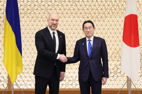 日本首相岸田文雄(右)和烏克蘭總理Denys Shmyhal(左)同意推進烏克蘭重建。(照片:内閣広報室) 
