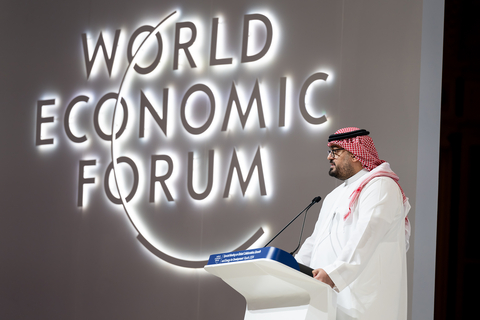 沙特經濟和計畫大臣Faisal Alibrahim閣下歡迎全球領導人來利雅德參加世界經濟論壇「全球合作、成長和能源促進發展」特別會議。（照片：AETOSWire） 