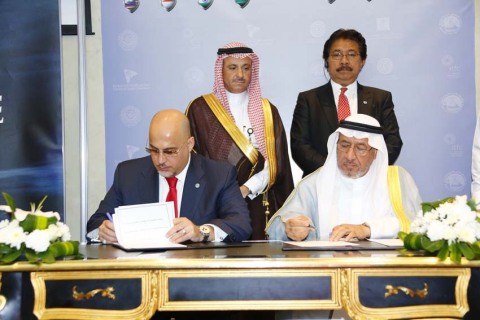 GCEL Co-Chairman, Captain Salloum, and ITFC CEO, Dr. Al-Wohaib, sign the strategic MOU witnessed by Tan Sri Rahman and Engineer Al-Otaibi (Photo: Business Wire)
